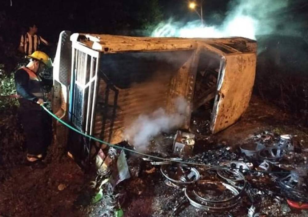 Mueren Calcinados Tres Ni Os En Incendio De Camioneta Volcada