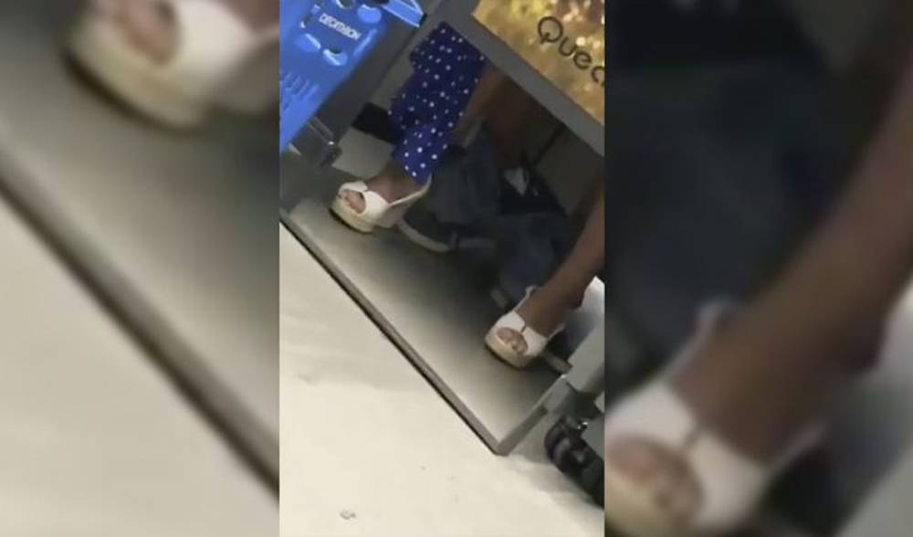 Pareja se echa un rapidín dentro del probador de una tienda Video