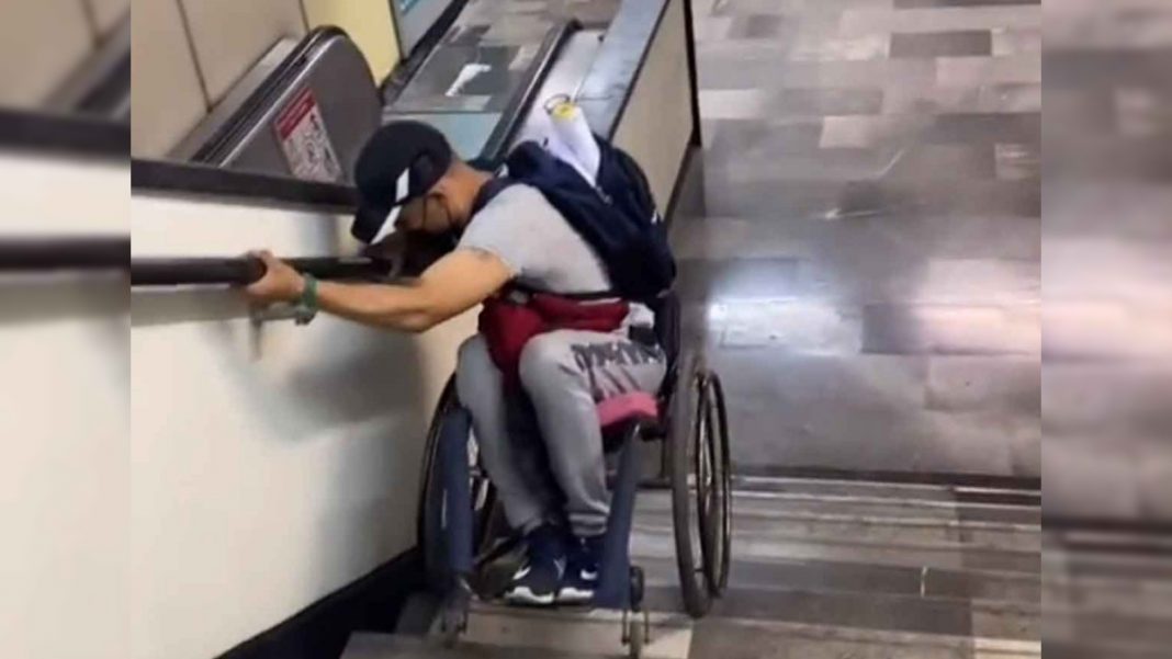 No Hay Imposibles Hombre En Silla De Ruedas Baja Las Escaleras Con