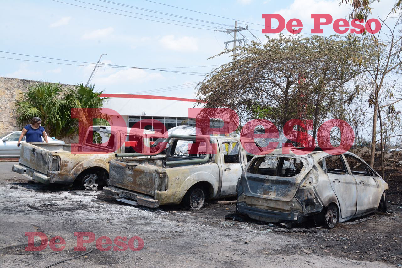 Fuego devora a 3 vehículos en un terreno enfrente del Aeropuerto de Mérida.