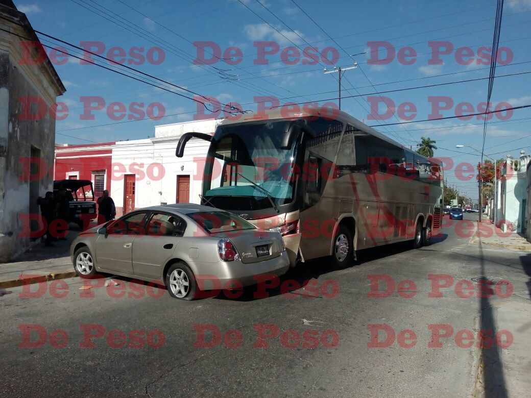 Choca autobús de turismo contra auto en Mérida