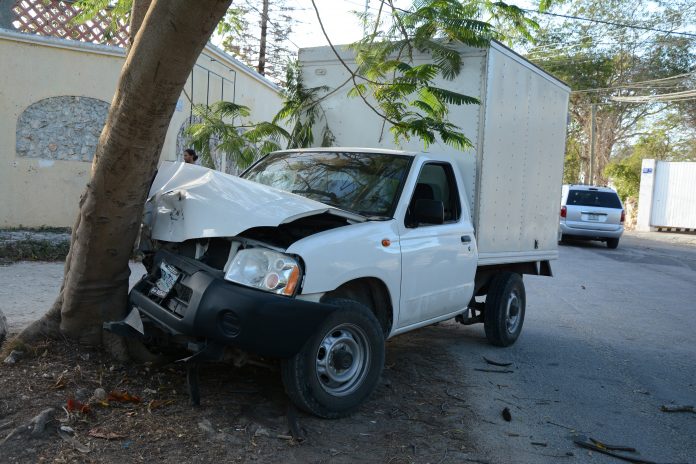 Una camioneta chocó contra un árbol en el norte de Mérida