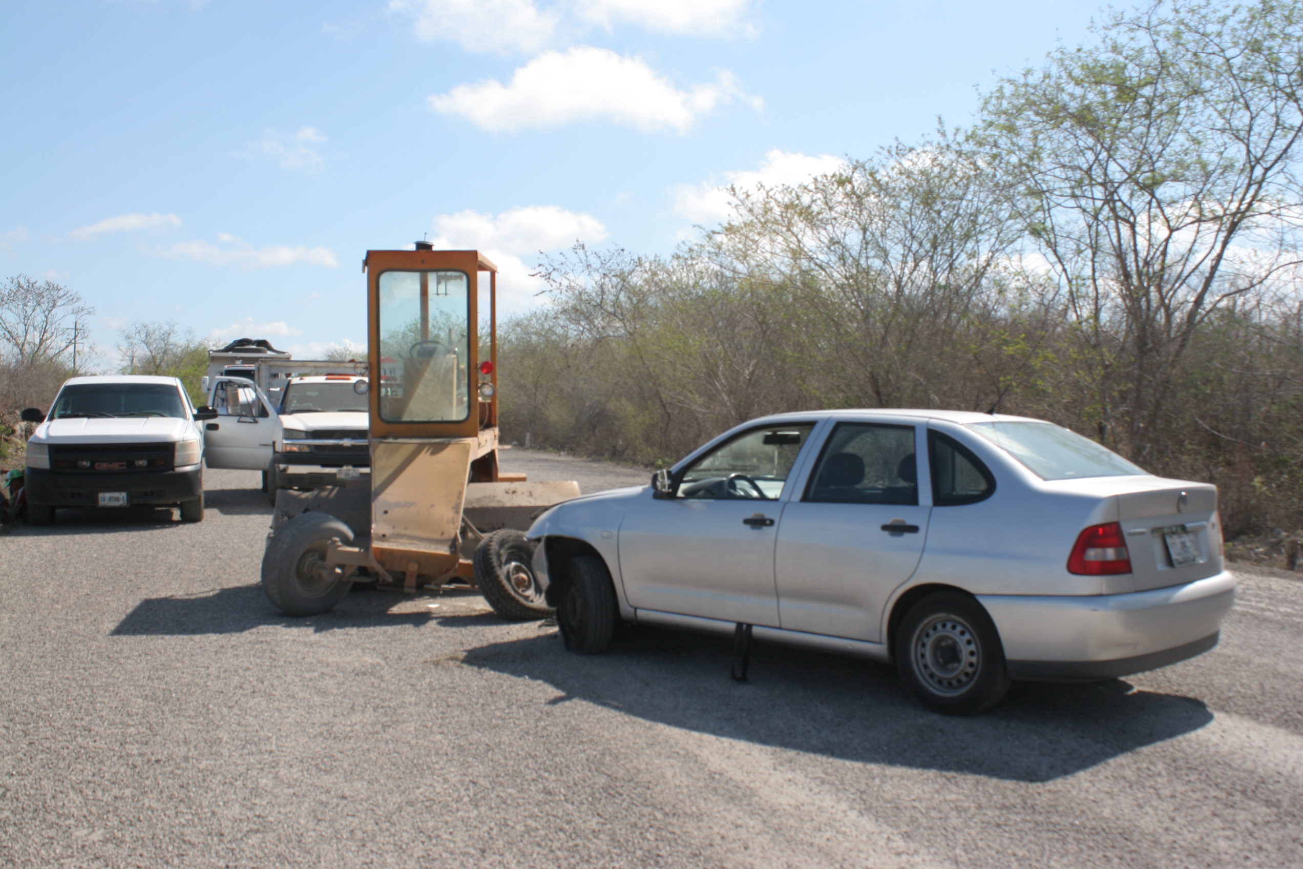 Choca auto contra maquinaria en carretera de Hoctún