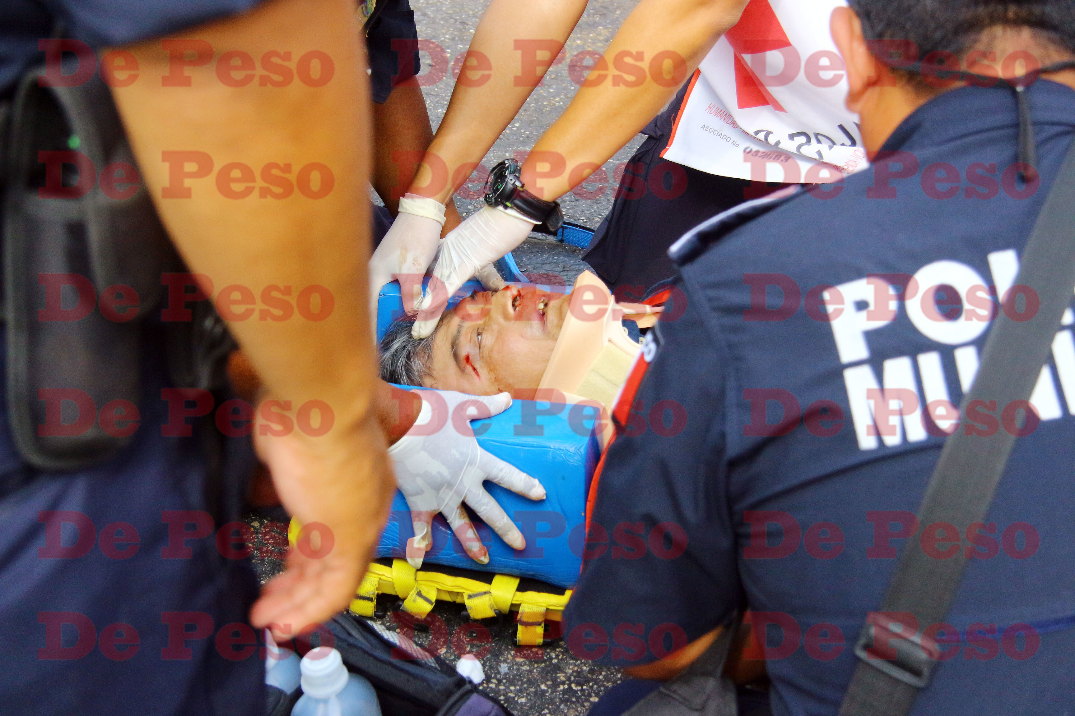 Motociclista se estrella contra camioneta en centro de Mérida