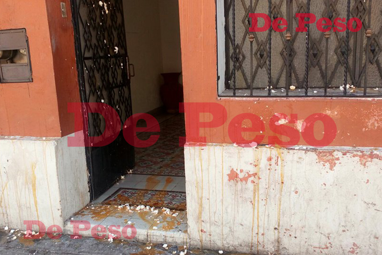 Atacan a huevazos la fachada de un consultorio dental, en el centro de Mérida.