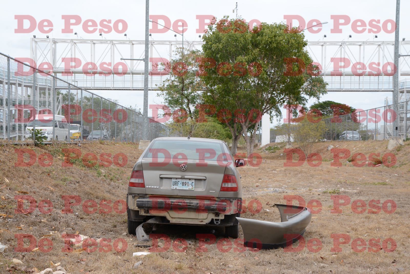 Se accidenta en el Periférico de Mérida en auto de empresa