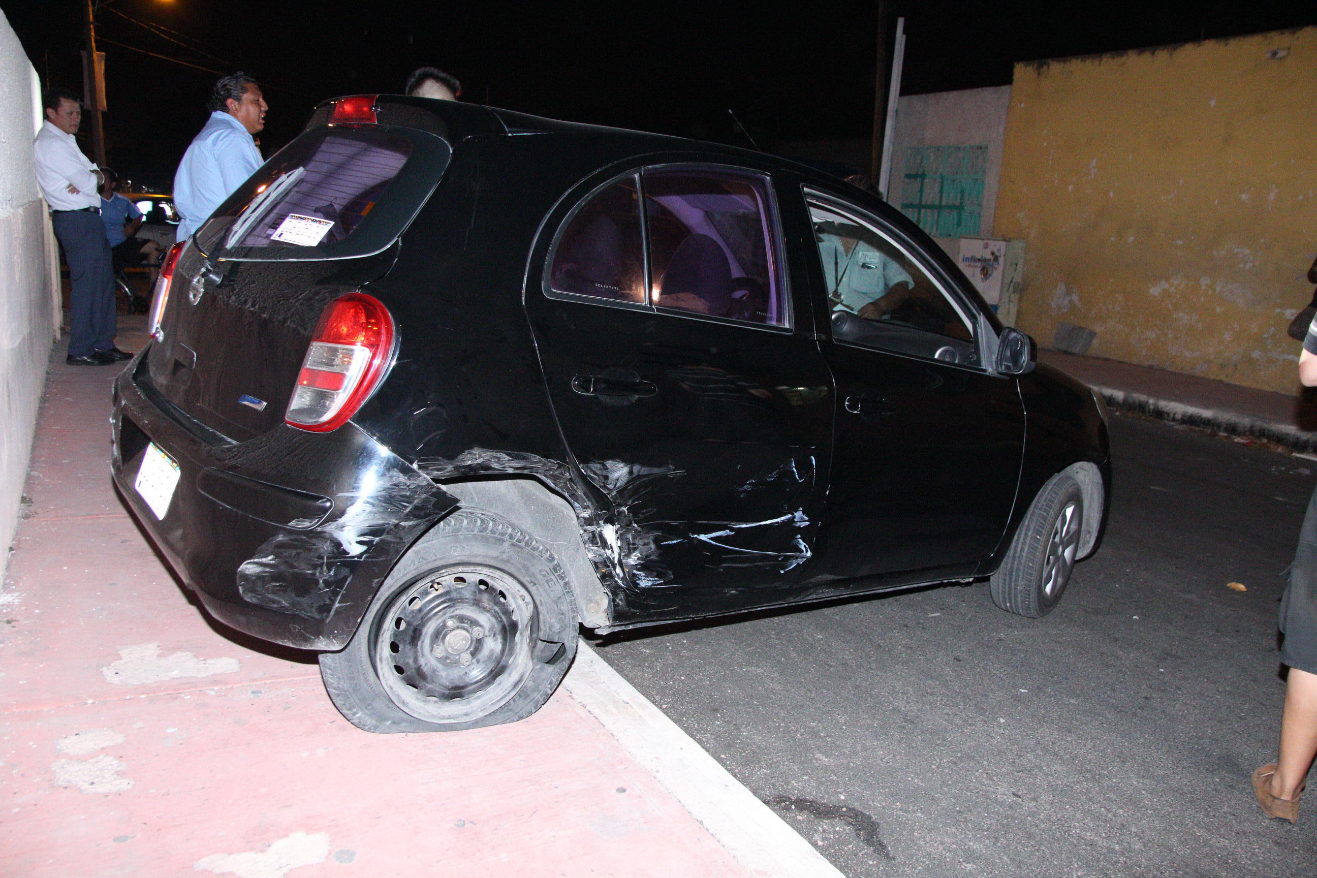 Aparatoso choque entre un Nissan March y un Ford Fiesta en la colonia Delio Moreno Cantón.