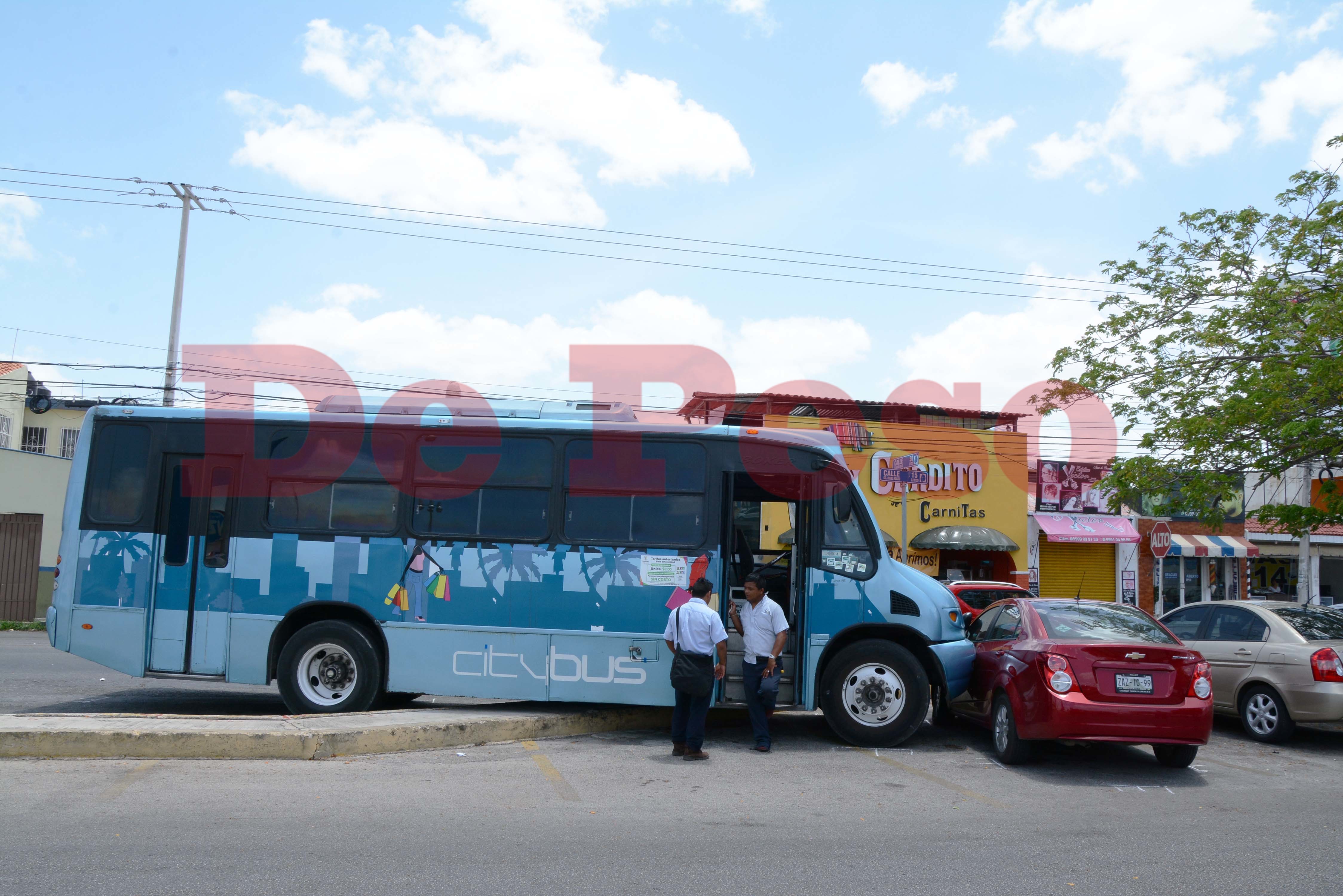 autobús sin frenos choca en estacionamiento de Plaza Dorada