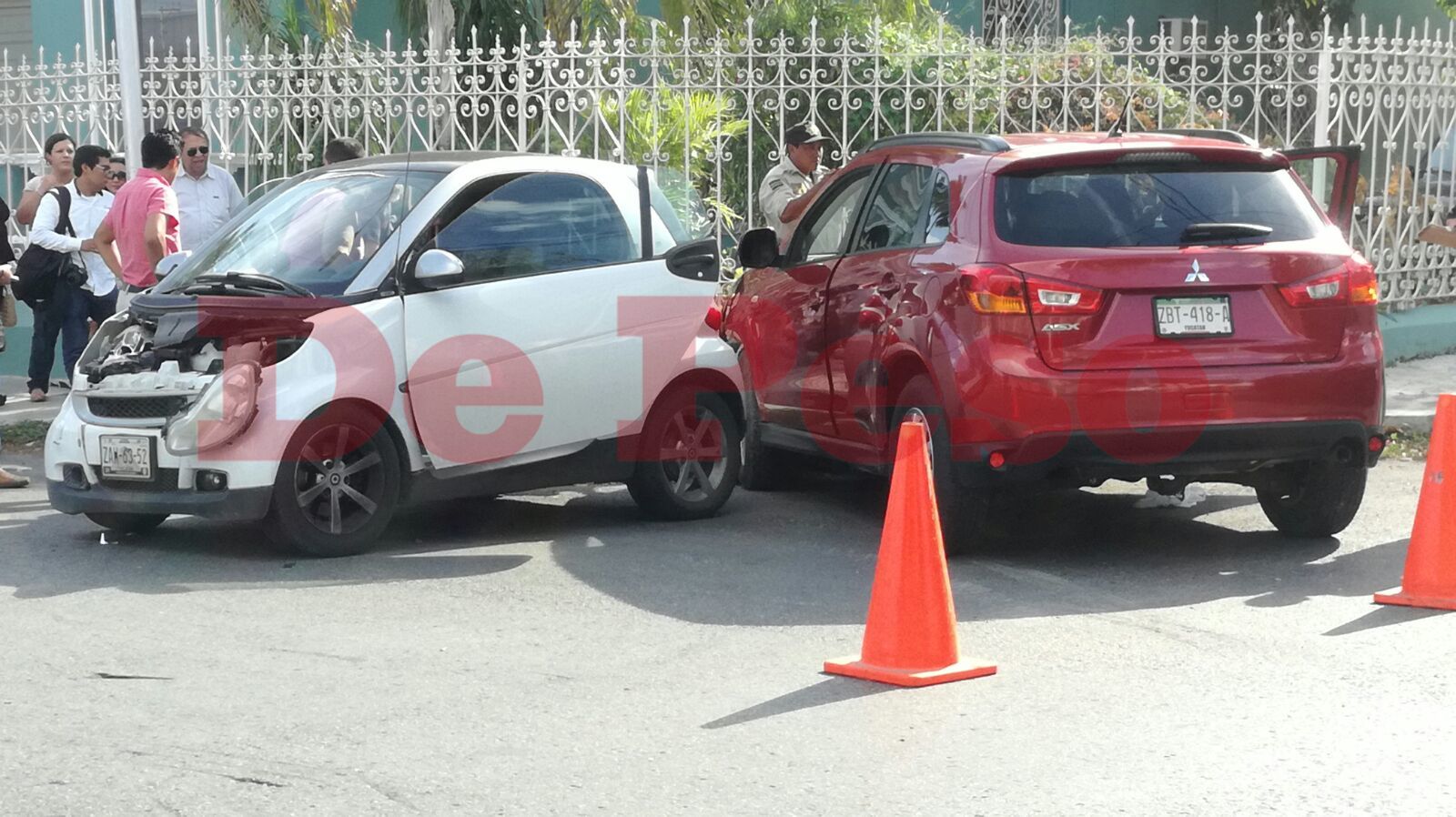 chocan autos en colonia Itzimna de Mérida