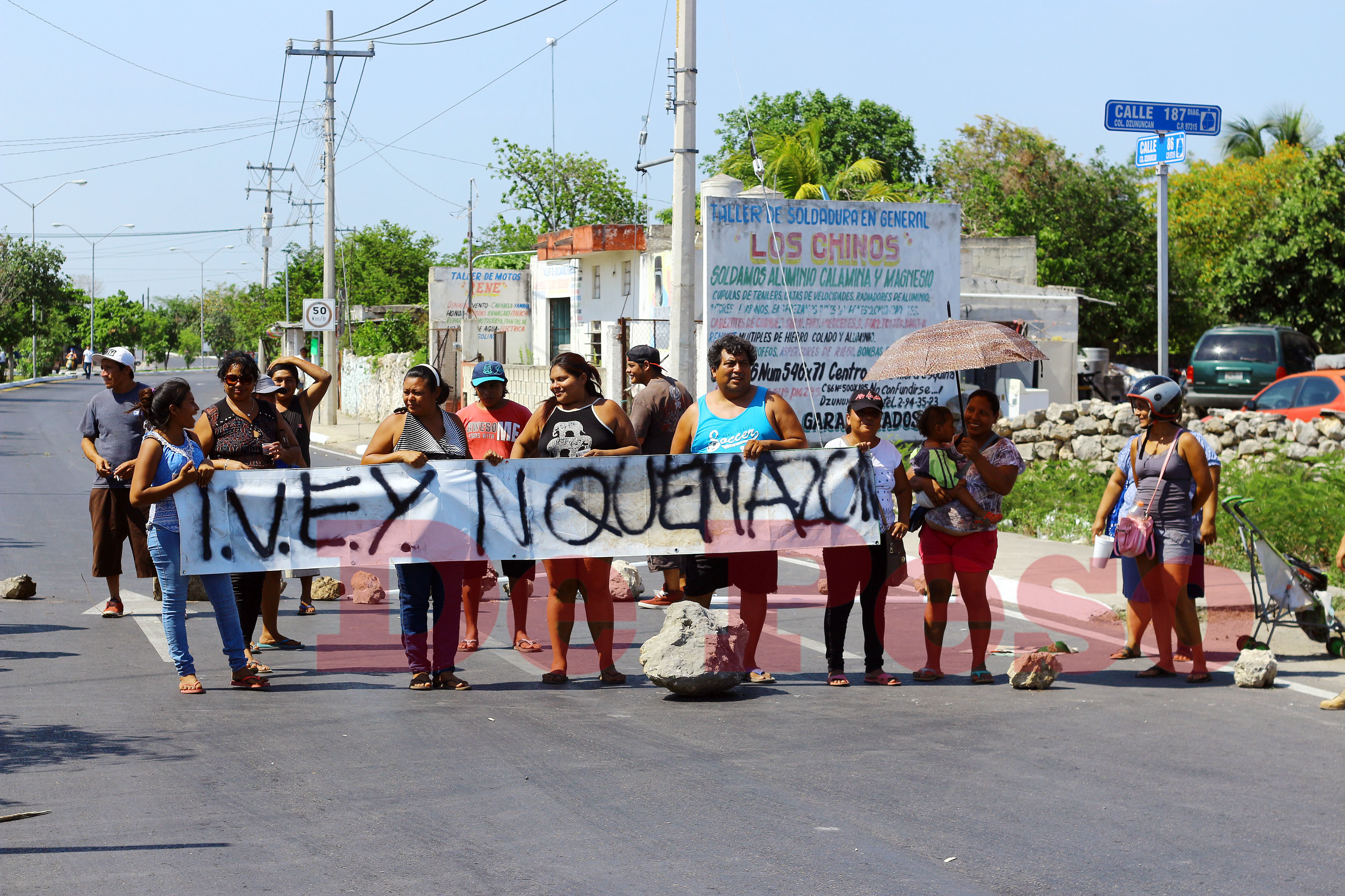 Protesta de paracaidistas contra el Ivey en periférico de Mérida