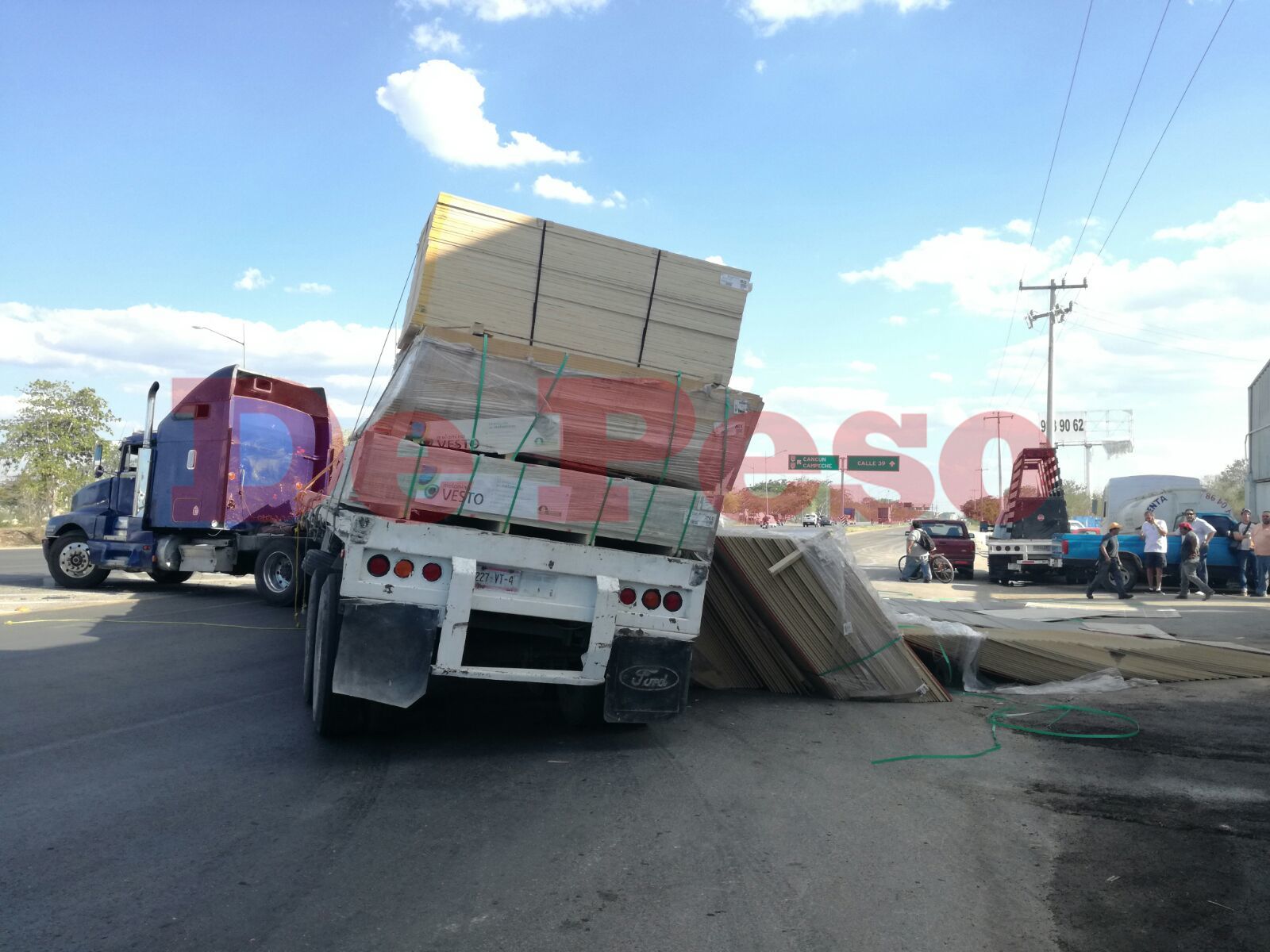 trailer tira carga de madera en Periférico de Mérida