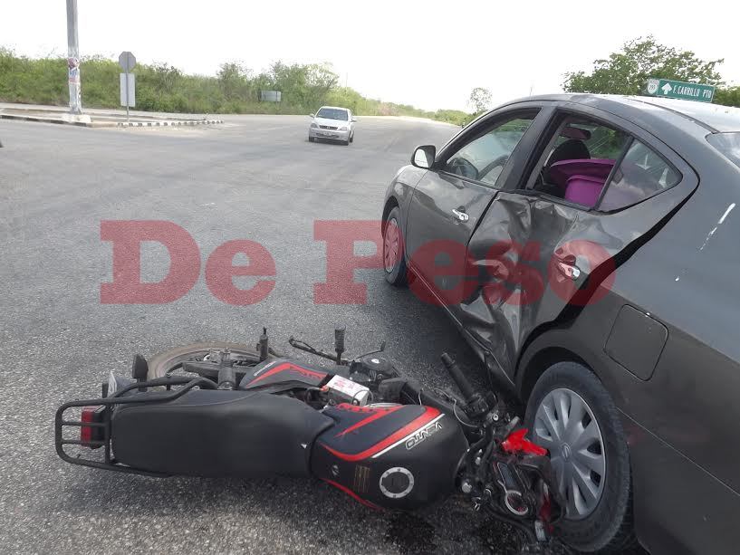 choca en moto contra auto manejado por norteamericana en Valladolid