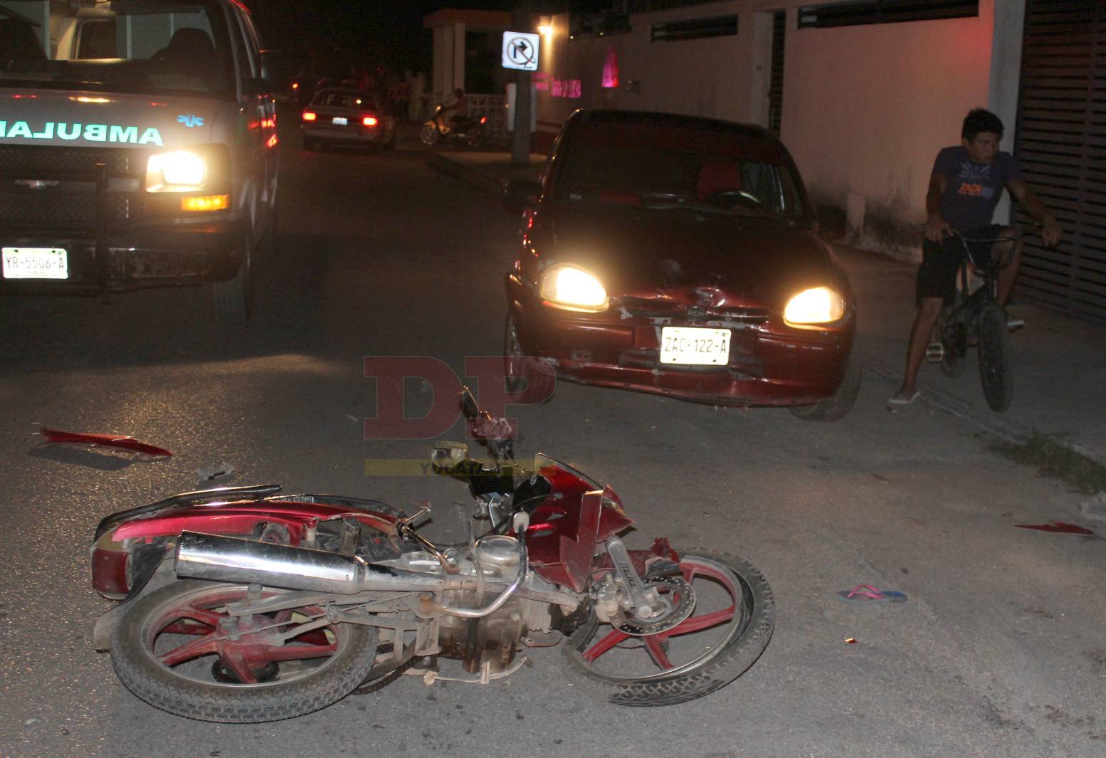 Agente policiaco ebrio choca a joven motociclista en Motul