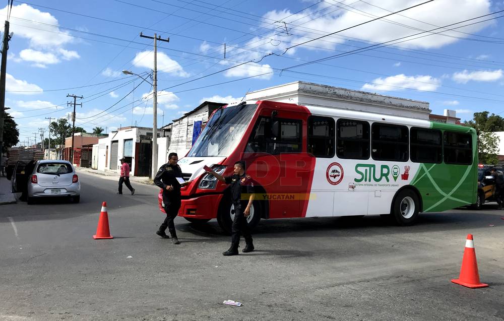 Guiadora no acepta su culpa en el choque que provocó en la 50 con 77