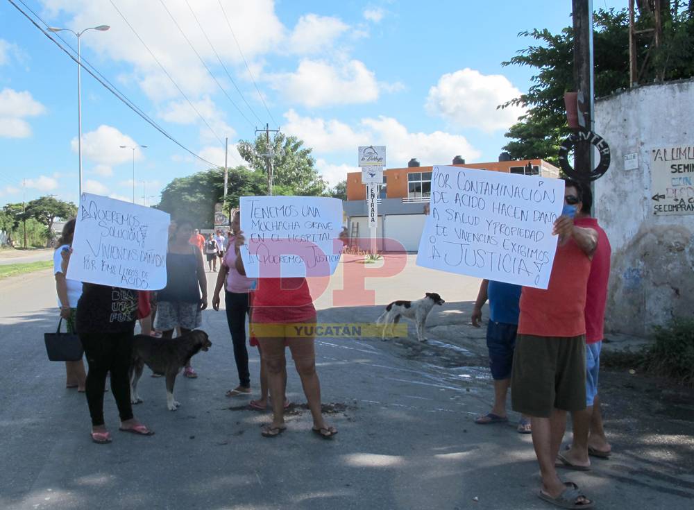 Vecinos de Umán bloquean carretera. Piden inspección a planta química