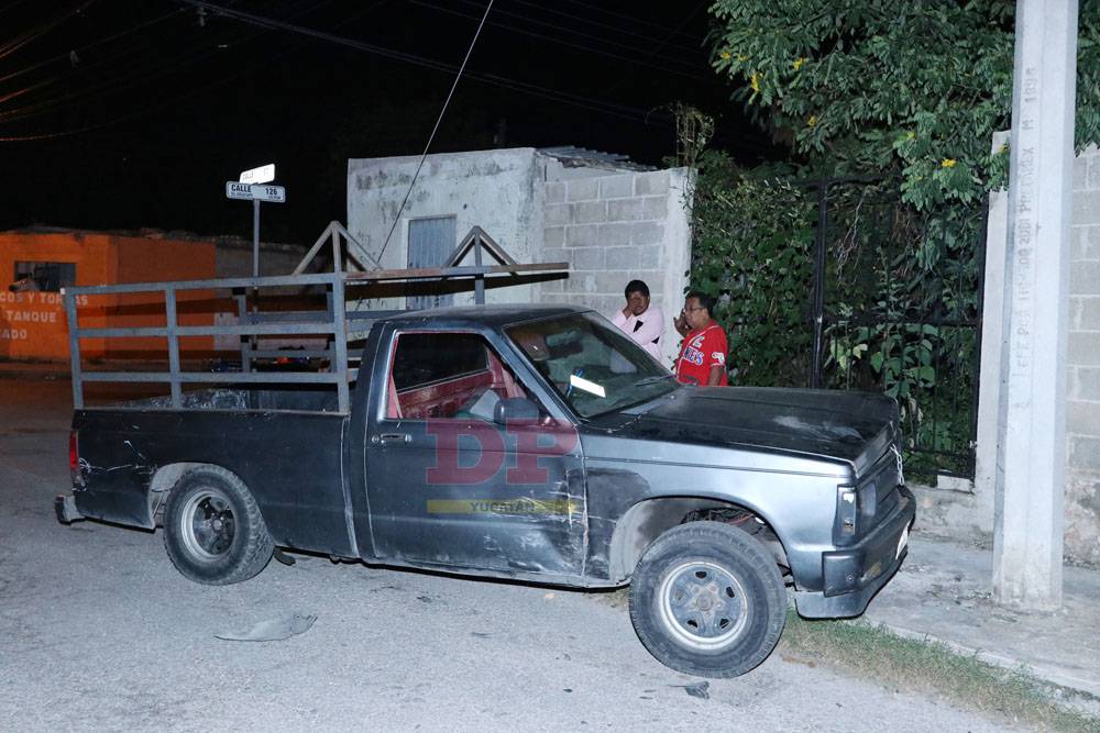 Ebrio al volante causa choque en Xoclán Santos con poste incluido