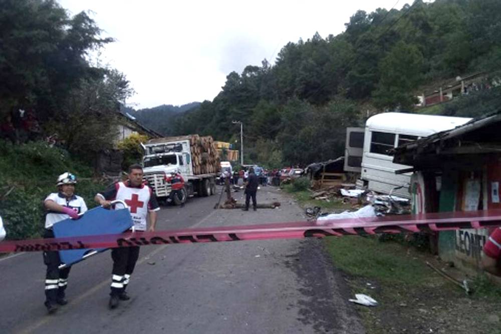 Once muertos deja un camionazo en Michoacán