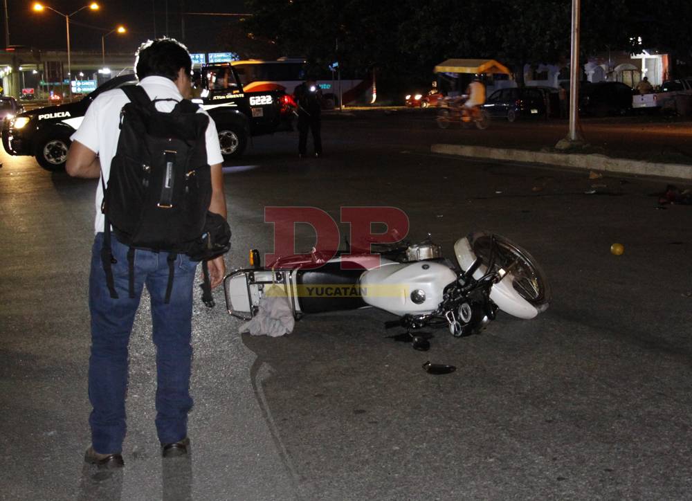 Motociclista borracho se estrella de frente contra un poste