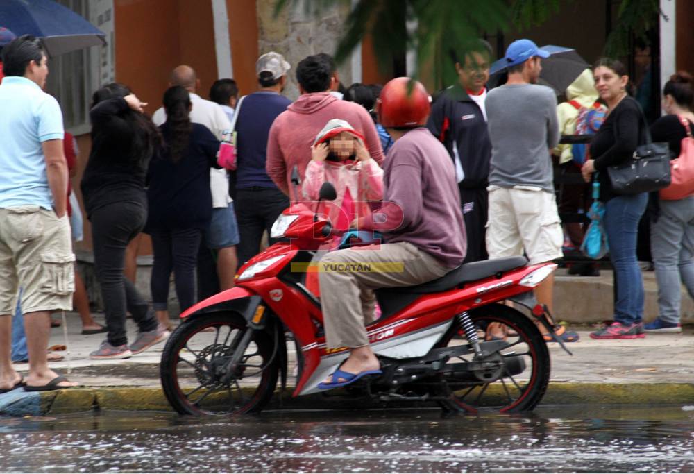 Lluvia mañanera provoca caos en Yucatán