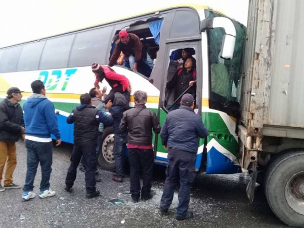 14 Lesionados En Accidente De Autobús Contra Tráiler