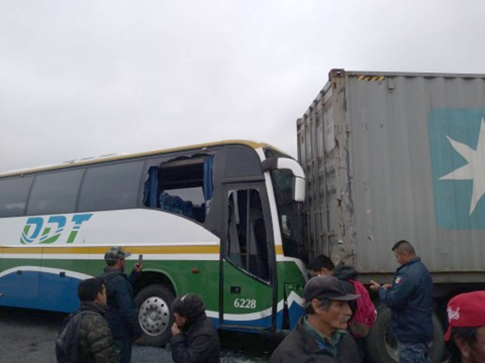 14 lesionados en accidente de autobús contra tráiler