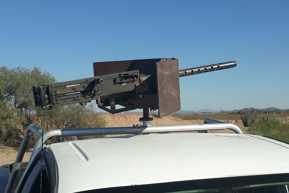Hallan en Sonora camioneta abandonada con poderoso fusil en la parte superior