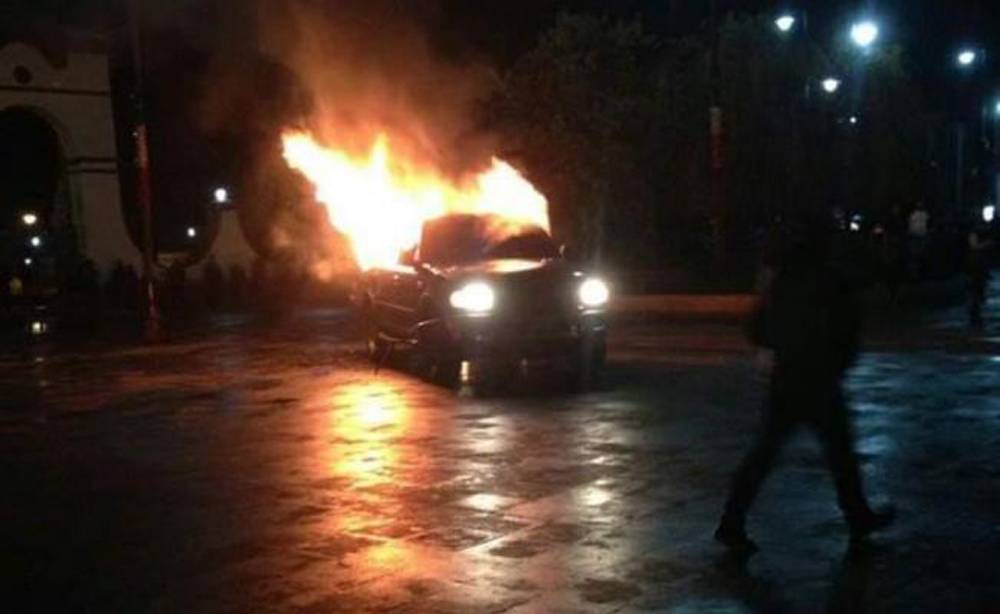 Vecinos enfurecidos golpean a ladrones y matan a uno