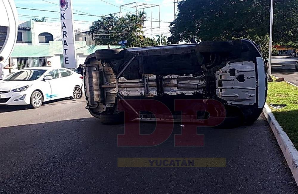 Choca Contra Auto Estacionado Y Se Voltea A Mitad De La Avenida