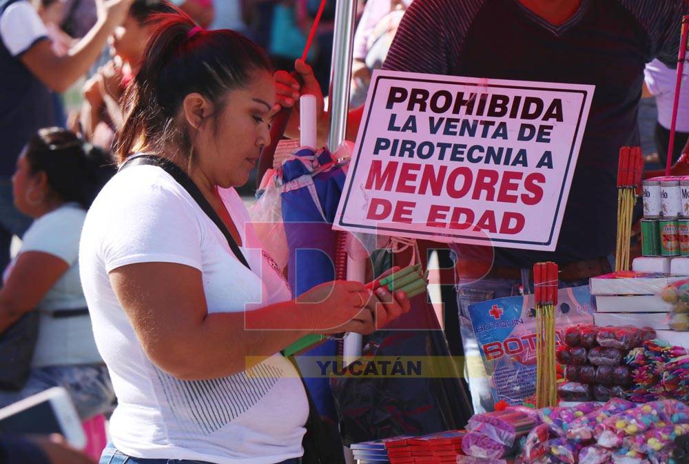 Inspeccionan a vendedores de pirotecnia en el Centro de Mérida
