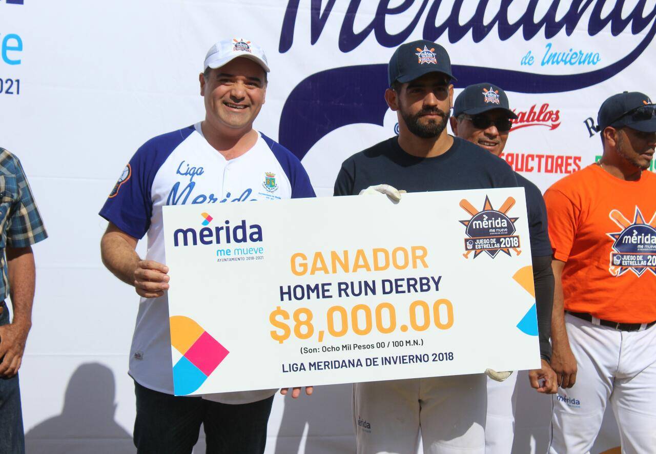 El alcalde Renán Barrera entregó a Luis Mauricio Suárez el cheque por ganar el Derby de Jonrones y después lanzó la primera bola del Juego de Estrellas de la Liga Meridana. 