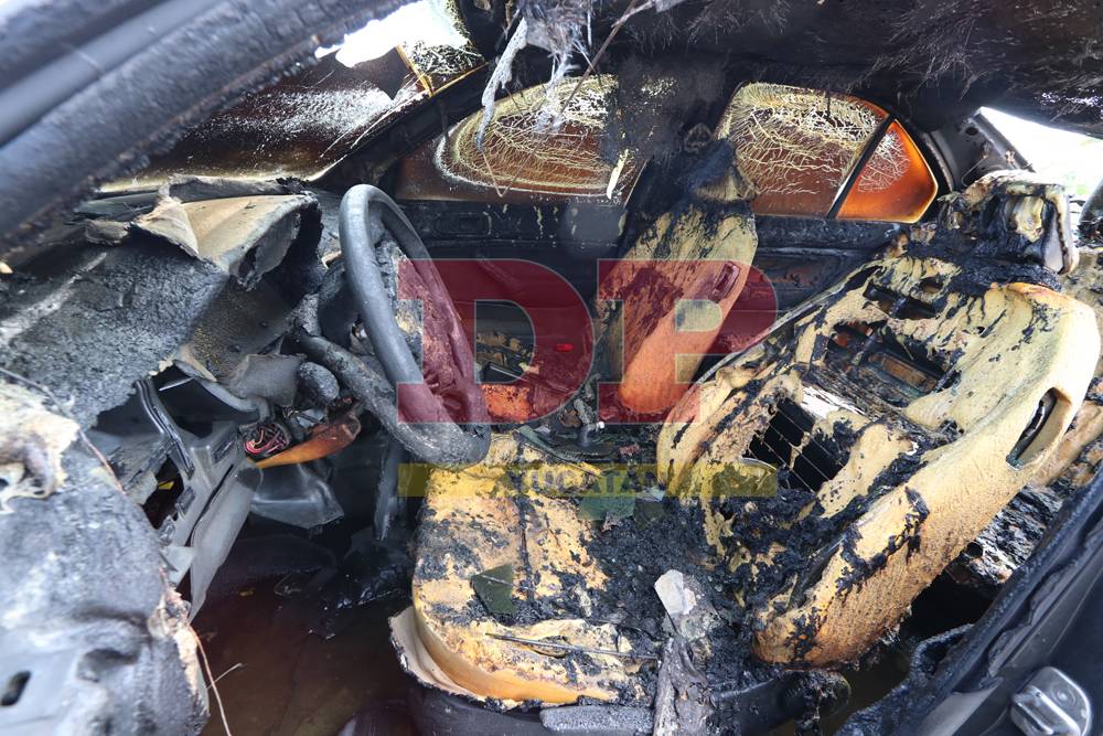 Llevaban el auto a un taller, pero a mitad del camino se incendió y adiós