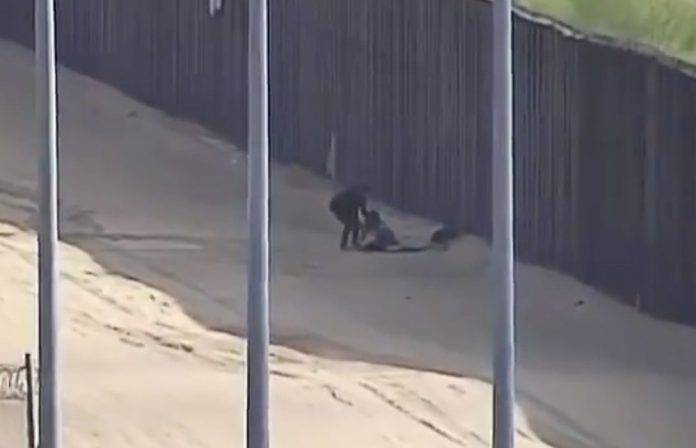 Graban en video a dos migrantes cruzando el muro y lesionándose Graban en video a dos migrantes cruzando el muro y lesionándose