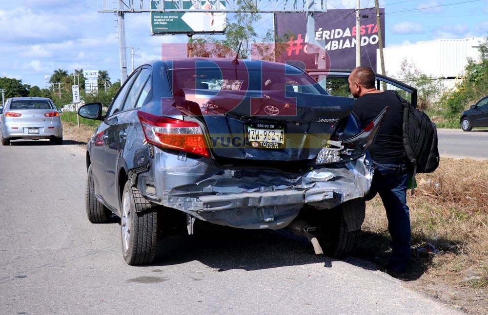 No frena a tiempo y causa choque por alcance y salida de camino