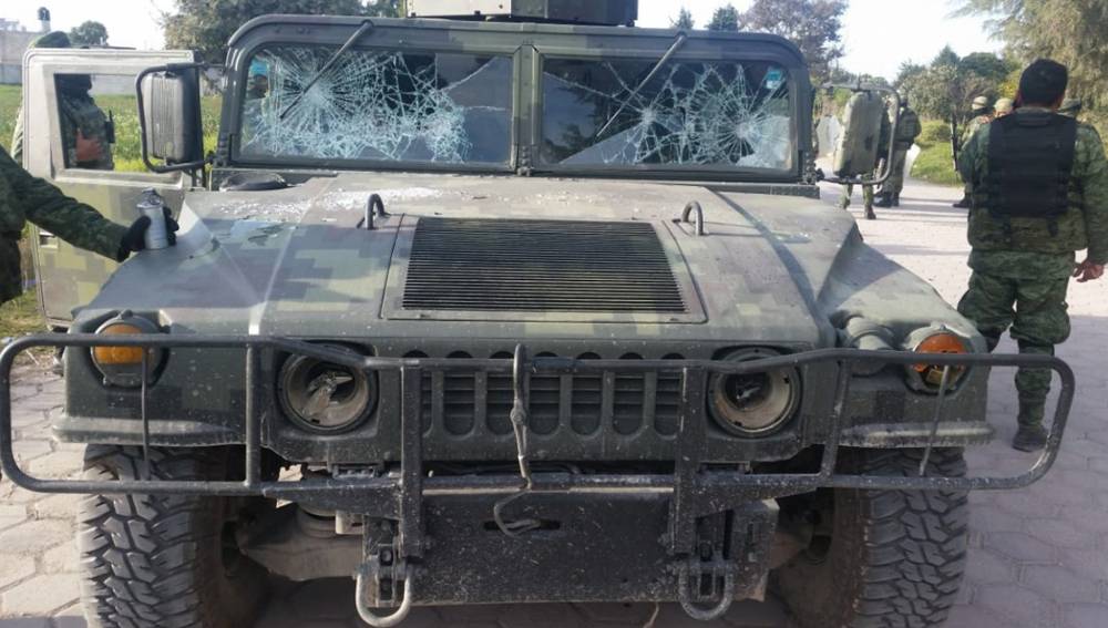 Presuntos huachicoleros agreden a elementos del Ejército y dañan vehículos militares