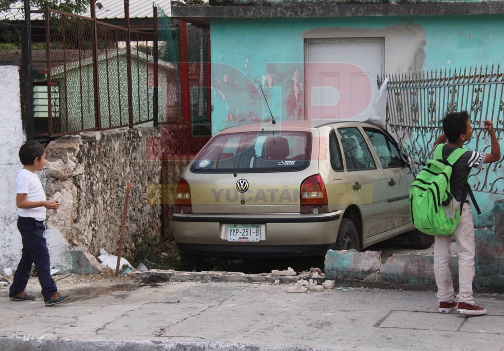 Pierde control de su coche y se va contra murito y reja