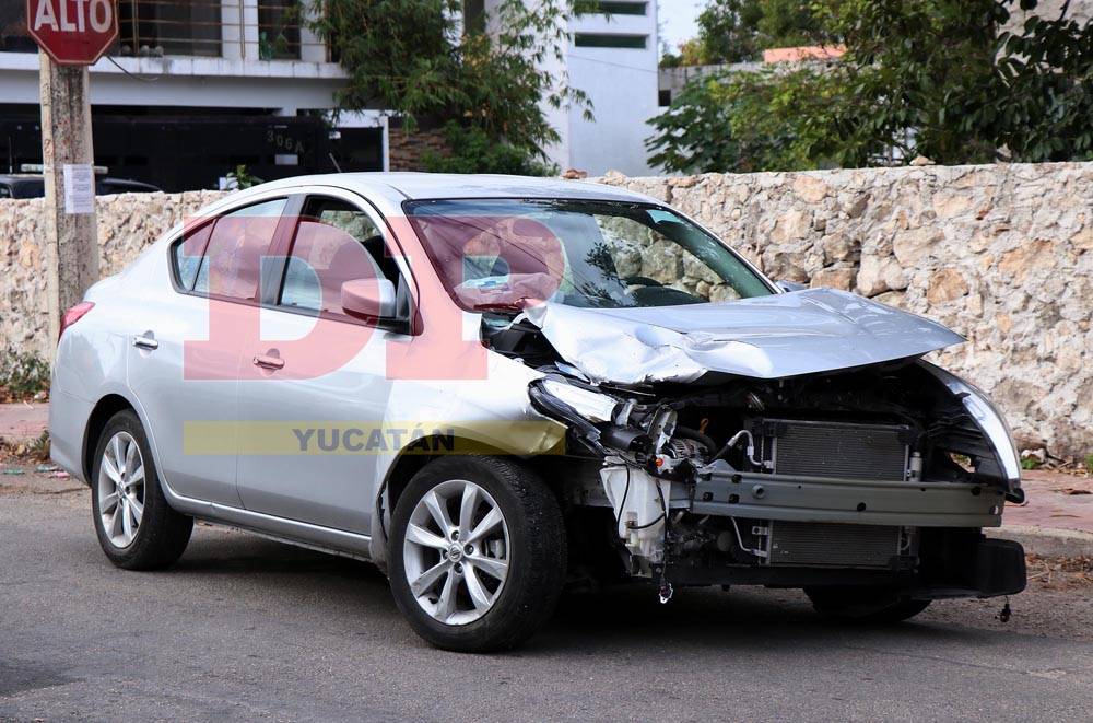 Guiadora distraída causa accidente con daños por miles de pesos