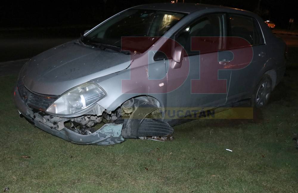 Con todo y auto se subió a la glorieta