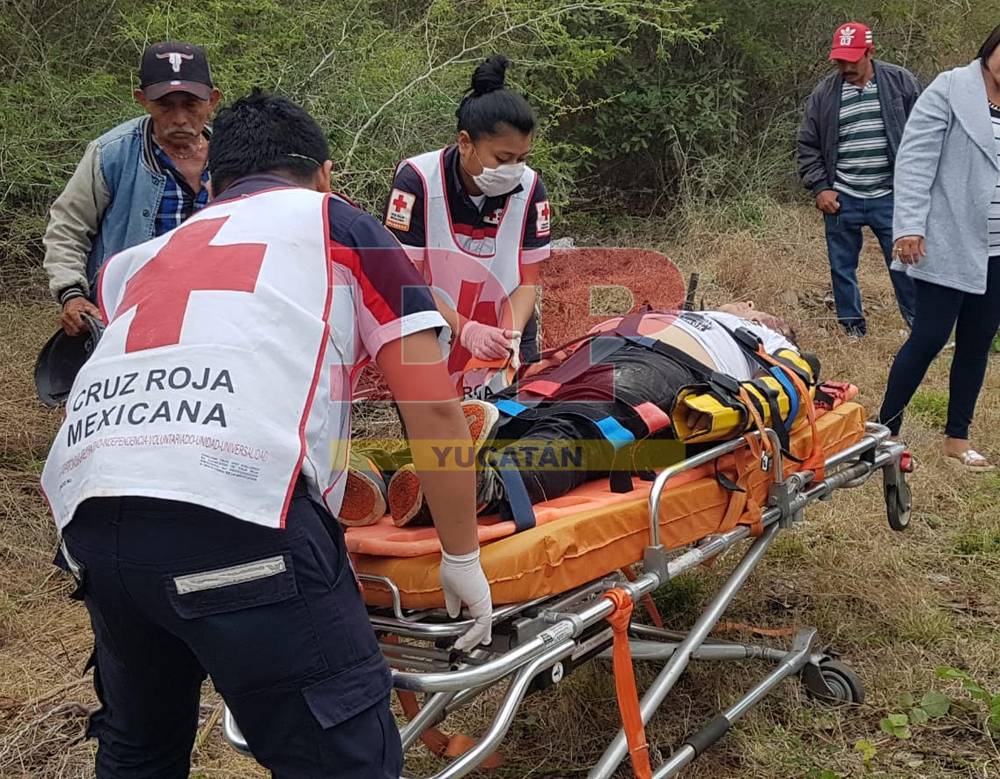 Accidente en moto lo deja golpeado, herido y fracturado