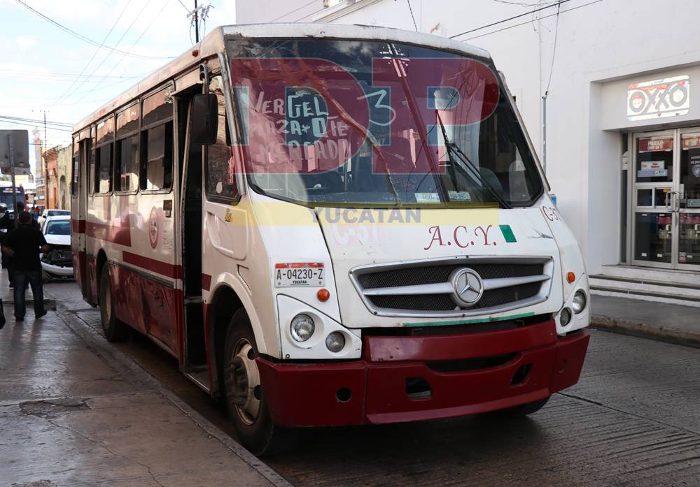 Versa se queda sin nariz por asomarla de más en esquina