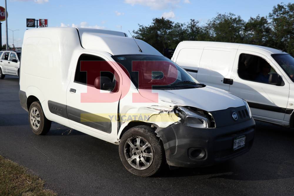 Acelerado guiador provoca costoso choque en glorieta