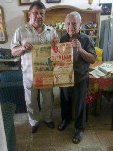 Con el legendario luchador yucateco Carlos García, enseñando dos antiguos carteles.   