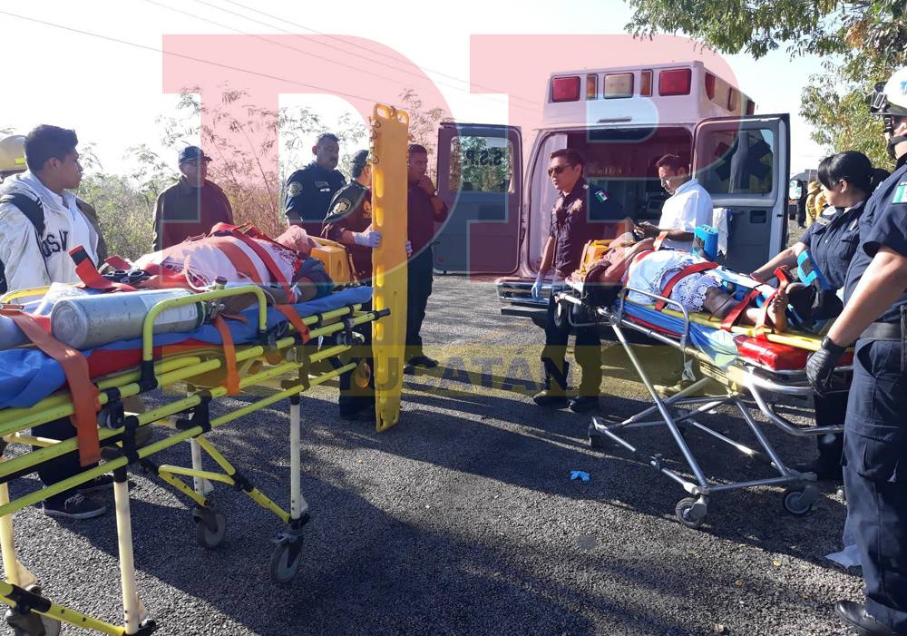 Dos muertos y siete heridos al chocar camioneta contra árbol