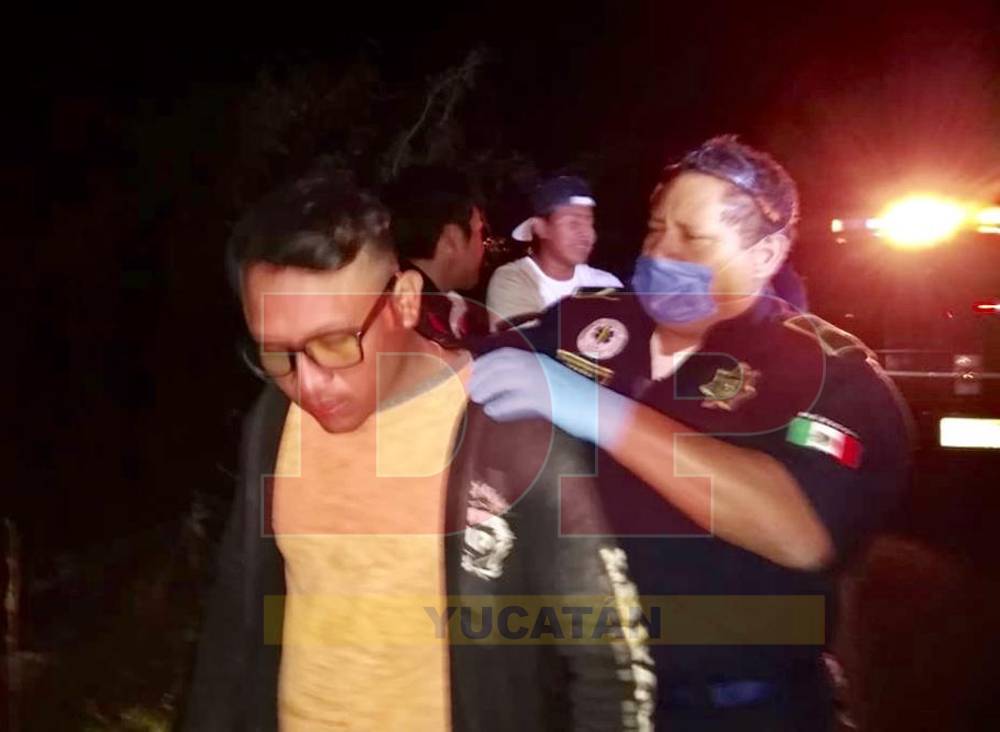 Llanta ponchada causa salida de camino y albañiles golpeados