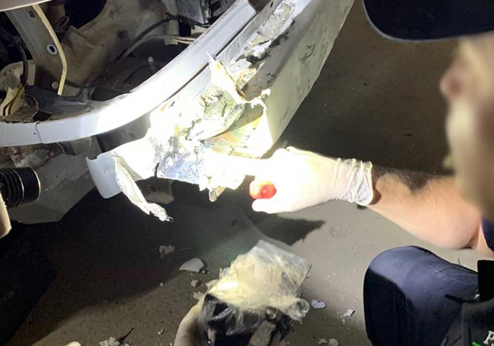 Llevaba droga escondida en las defensas de su auto