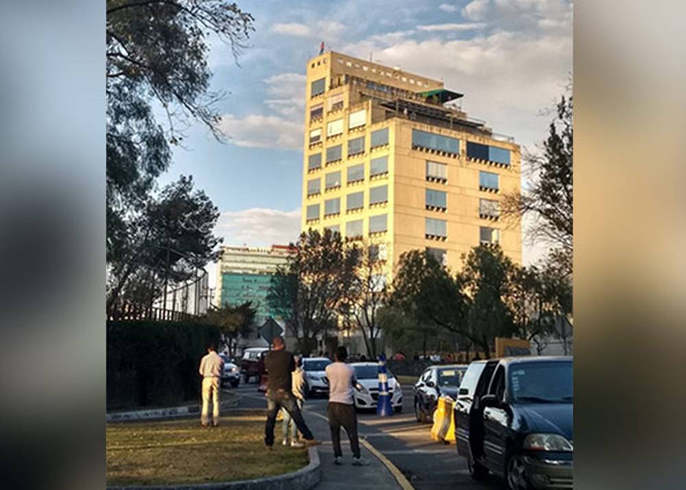 Lo deja su novia y amenaza con saltar de un edificio