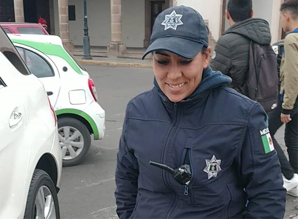 Se viraliza honradez de mujer policía que devolvió un cheque
