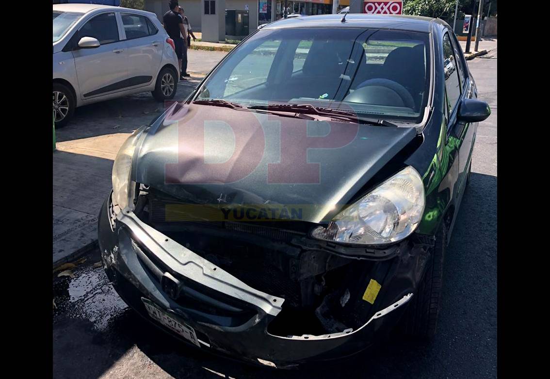 Distracción al volante deja bien dañado a un Versa