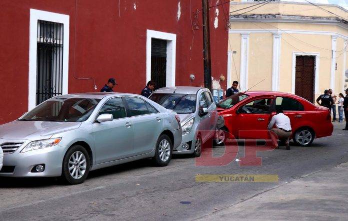 No respeta señal de alto y causa choque de cuatro vehículos No respeta señal de alto y causa choque de cuatro vehículos