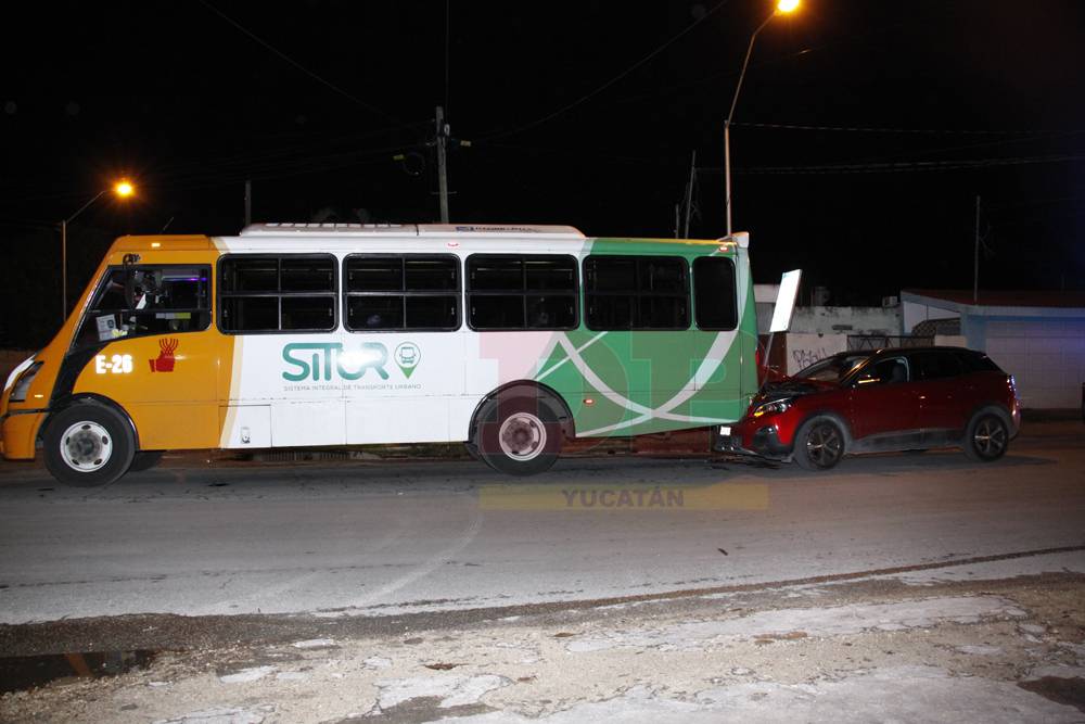 Casi se mete por completo bajo un autobús