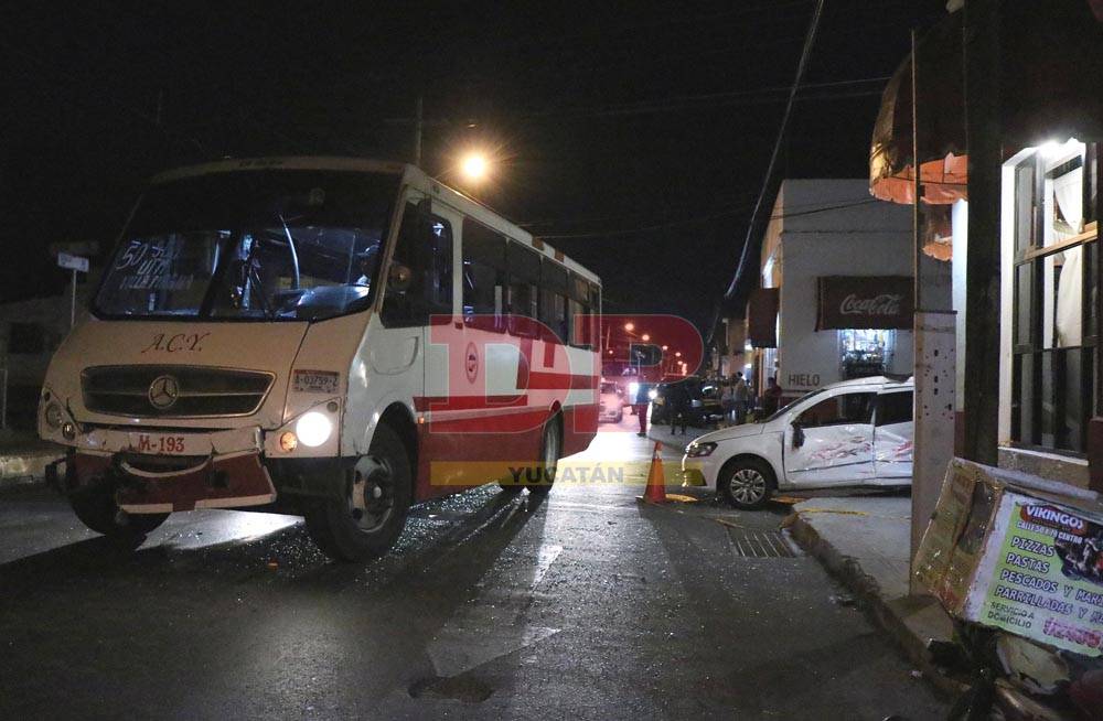 Ebrio no respeta señal de alto, lo chocan, gira y sube a la banqueta